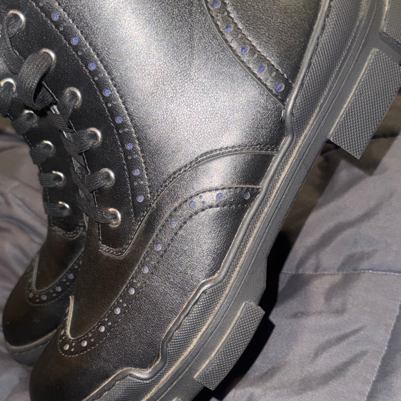 DKNY Men's Perforated Rubber Lug Sole Wingtip Boots - Picture 4 of 16